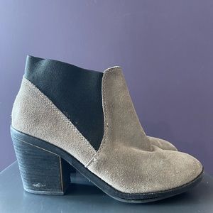 Women’s ankle boot.